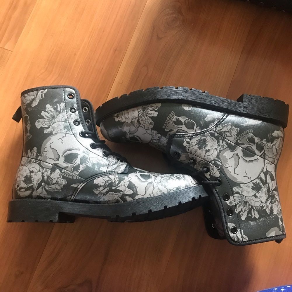 New‼️Grey & Black Flower Skull 💀 Combat Boots